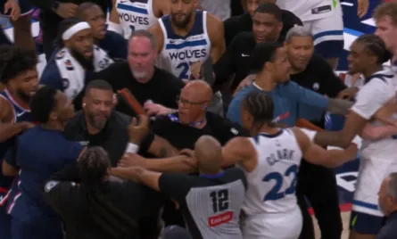 哈哈体育-快船、森林狼球员为争夺篮球发生冲突,伦纳德:看,打架了