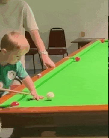哈哈体育登录入口-神了!两岁娃还没球桌高,却拿下两个台球世界纪录?网友:感觉他能虐我...