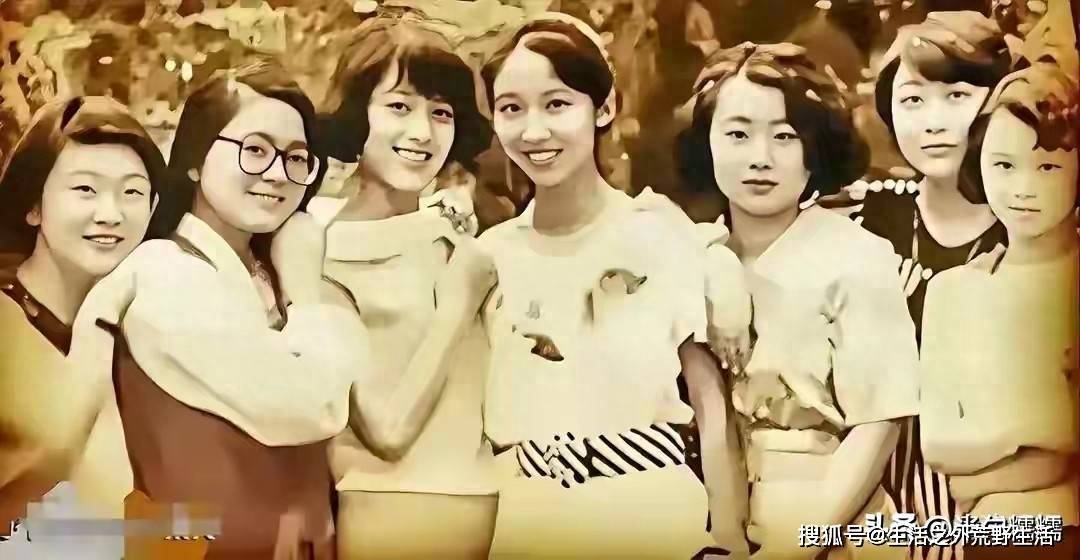 哈哈体育信誉无忧-九十年代南大合影火了，一眼认出华春莹，学霸气质藏不住